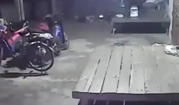 Clip bí ẩn bánh xe đạp tự quay trong đêm